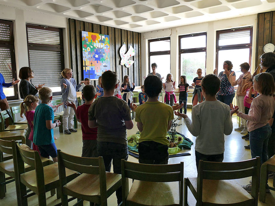 Kinderkarfreitagsliturgie im Gemeindezentrum (Foto: Karl-Franz Thiede)